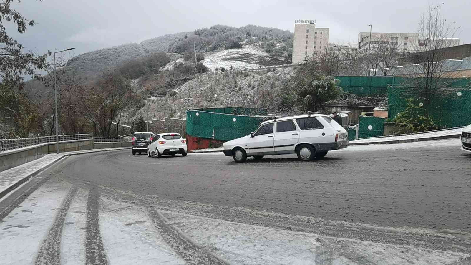 ZONGULDAK’I ETKİSİ ALTINA ALAN KAR YAĞIŞI HAYATI OLUMSUZ ETKİLEDİ. ARALIKLARA
