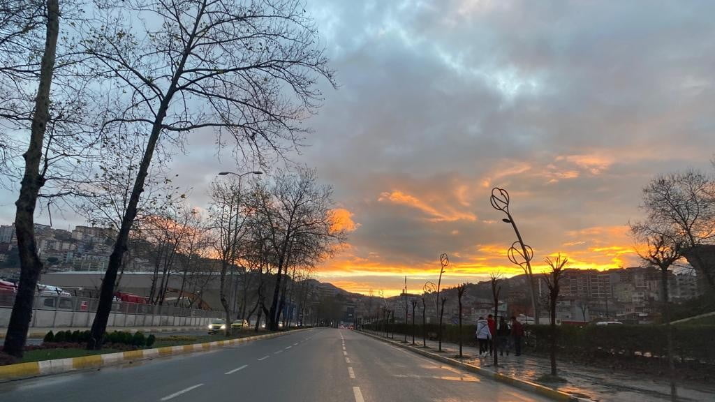 ZONGULDAKLILAR GÜN DOĞUMUNDA ORTAYA ÇIKAN GÖKKUŞAĞI MANZARASI İLE KARŞILAŞTI.