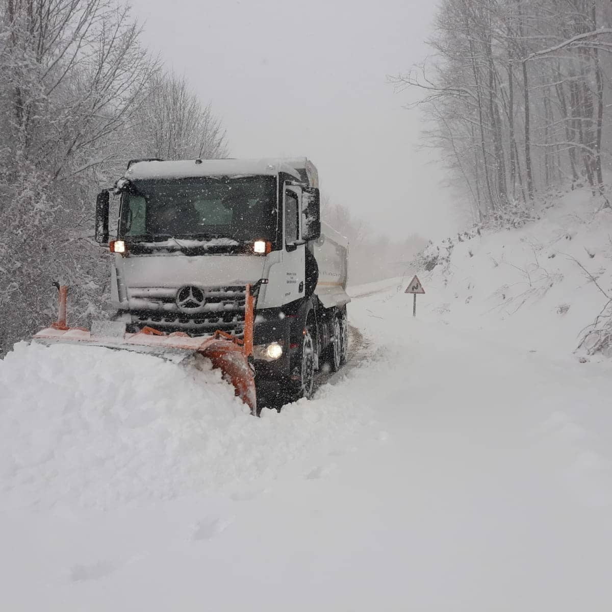 ZONGULDAK’TA DEVAM EDEN KAR YAĞIŞI NEDENİYLE 147 KÖY YOLU ULAŞIMA