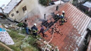 ZONGULDAK’TA MİTHATPAŞA MAHALLESİNDE TEK KATLI BİR EVİN ÇATI KATINDA ÇIKAN