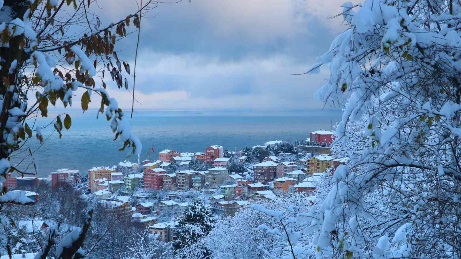 ZONGULDAK’TA ÜÇ GÜNDÜR ETKİSİNİ GÖSTEREN YOĞUN KAR YAĞIŞI KENTİN YÜKSEK
