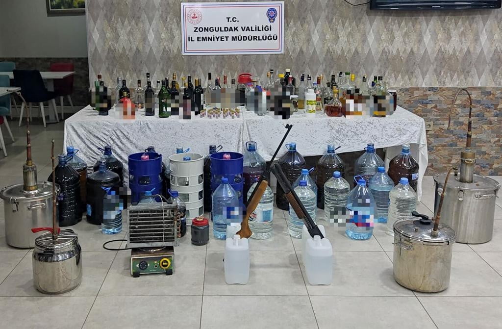 ZONGULDAK’TA 106 İŞYERİNİ DENETLEYEN POLİS EKİPLERİ ÇOK SAYIDA SAHTE İÇKİ