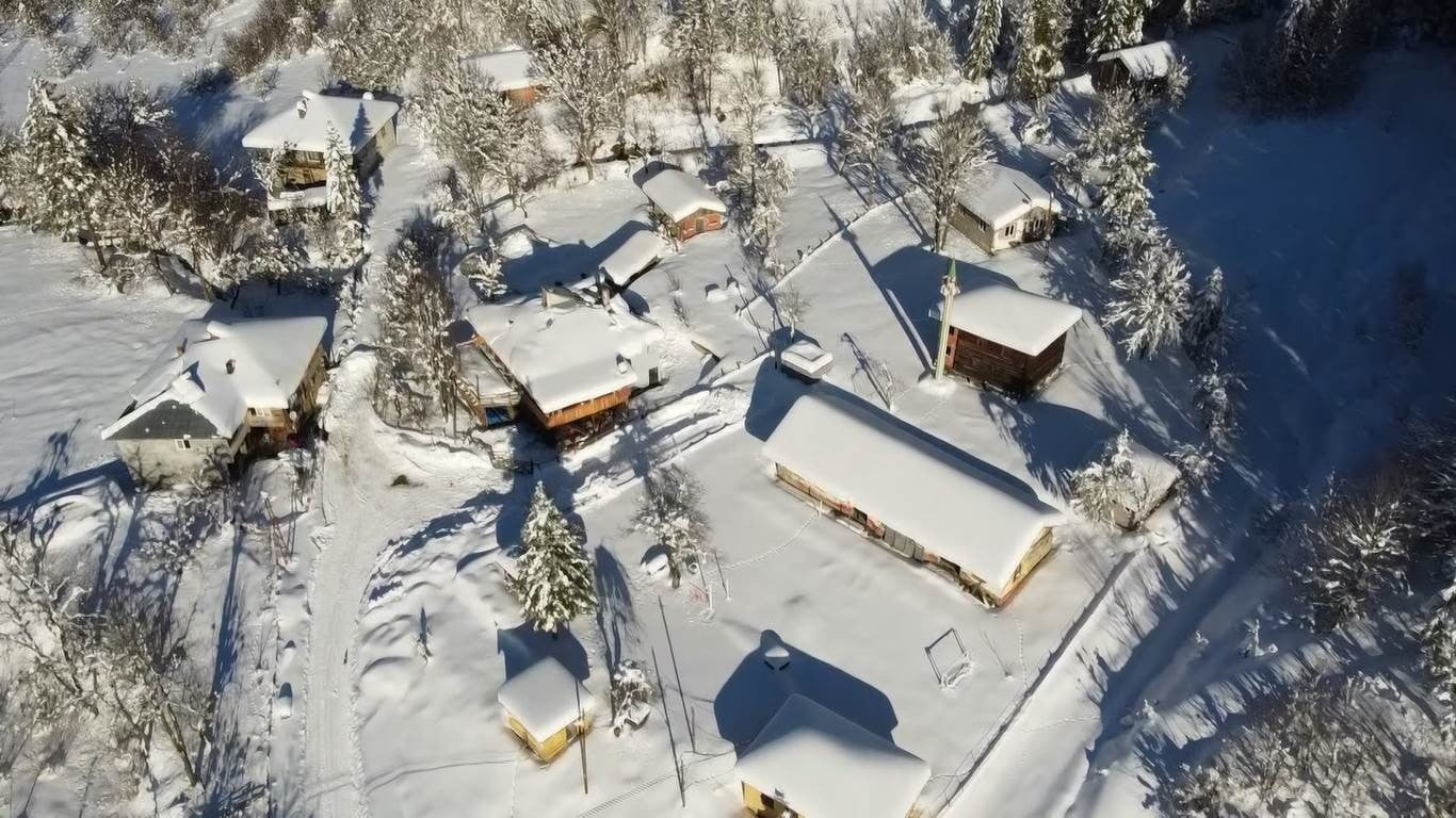 BARTIN’DA KAR KALINLIĞININ 1,5 METREYE ULAŞTIĞI KÖYLERDE OLUŞAN MANZARALAR DRONE