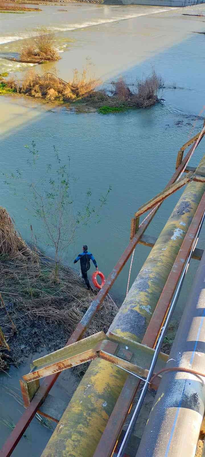 17 yaşındaki genç, intihar etmek için köprüye çıkınca ekipler alarma geçti ZONGULDAK’IN ÇAYCUMA İLÇESİ GİRİŞİNDE BULUNAN KÖPRÜYE ÇIKAN BİR KİŞİ KENDİNİ