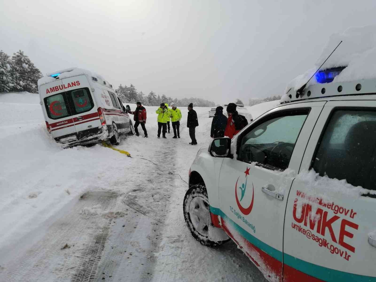 KARABÜK’TE HASTADAN DÖNEN 112 AMBULANSI YOĞUN KAR YAĞIŞI NEDENİYLE YOLDAN