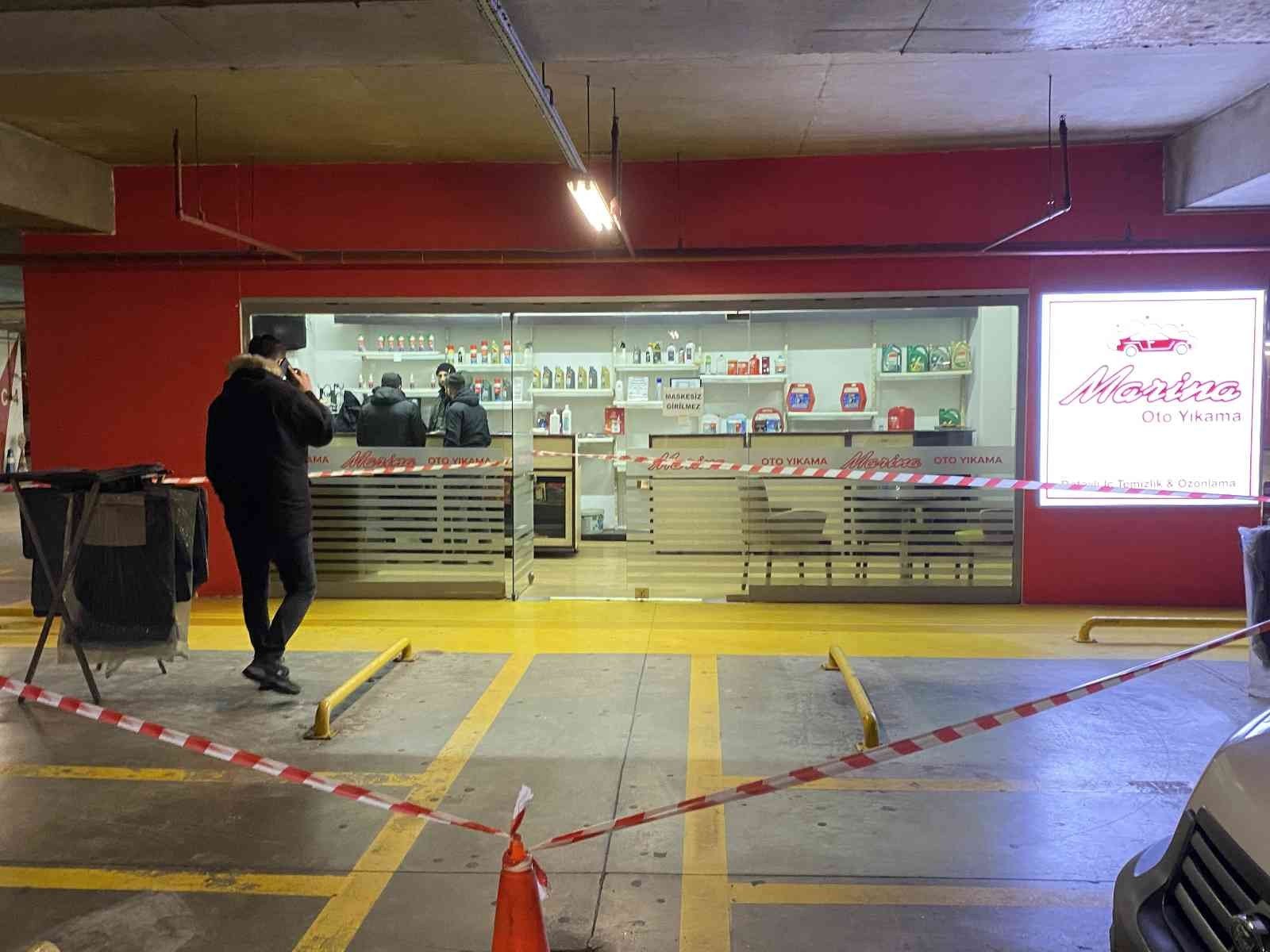 AVM OTOPARKINDA MEYDANA GELEN SİLAHLI SALDIRIDA BİR KİŞİ KALÇASINDAN YARALANDI.