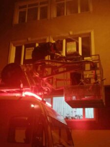 ZONGULDAK’TA BİNANIN BALKONUNA ÇIKAN VE İNEMEYEN KENDİNİN YARDIMINA İTFAİYE EKİPLERİ