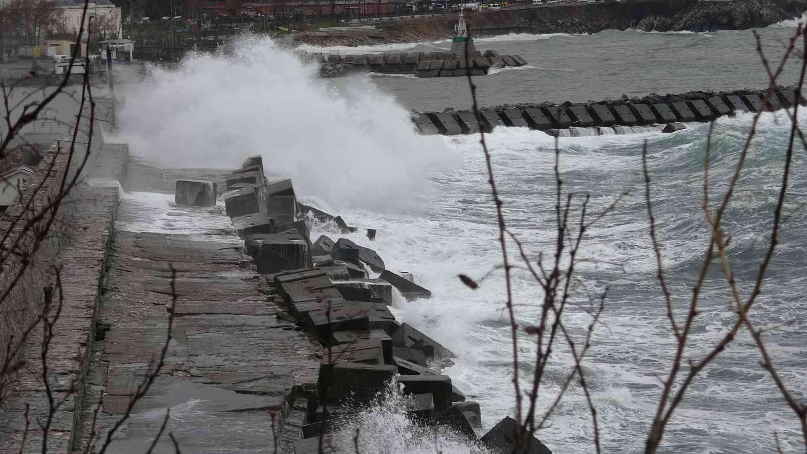 ZONGULDAK’TA SABAH SAATLERİNDE KUVVETLİ SAĞANAK YAĞIŞ VE FIRTINA NEDENİYLE DEV