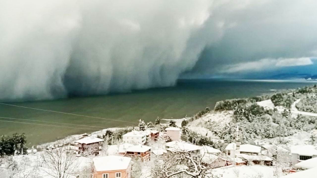 KASTAMONU’NUN ÇATALZEYTİN İLÇESİNDE BULUTLAR KARADENİZ İLE BİRLEŞİNCE ORTAYA MUHTEŞEM GÖRÜNTÜ