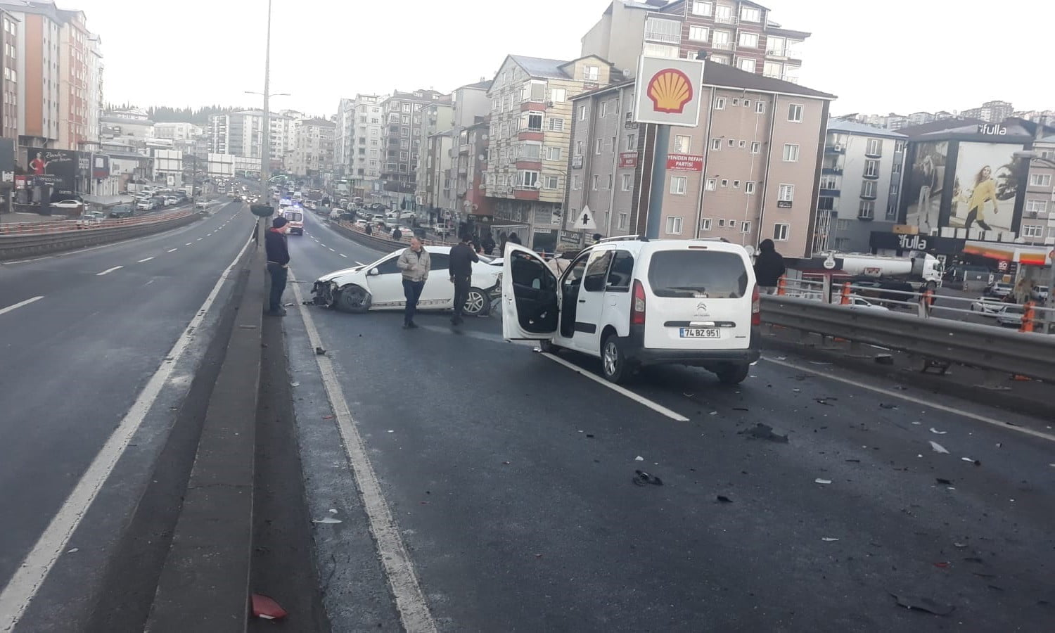 ZONGULDAK'IN EREĞLİ İLÇESİNDE BUZLANMA NEDENİYLE MEYDANA GELEN TRAFİK KAZASINDA BİR