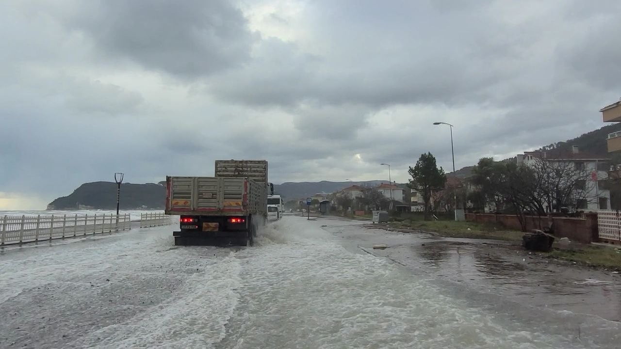 KASTAMONU’NUN CİDE İLÇESİNDE ETKİLİ OLAN FIRTINA SEBEBİ İLE DALGALARIN VURDUĞU