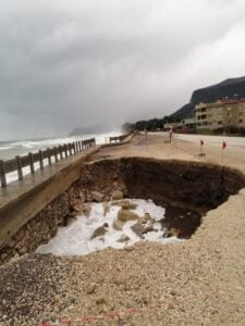 KASTAMONU’NUN CİDE İLÇESİYLE BARTIN YOLUNU BİRBİRİNE BAĞLAYAN KARADENİZ SAHİL YOLU,