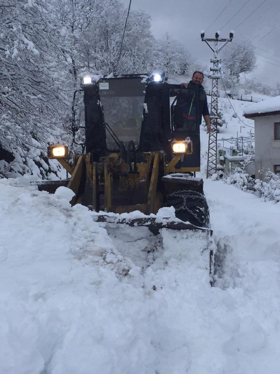 DEVREK’TE EKPLERİN YOGUN ÇALIŞMALARI NETİCESİNDE KAPALI KÖY YOLU BULUNMUYOR.