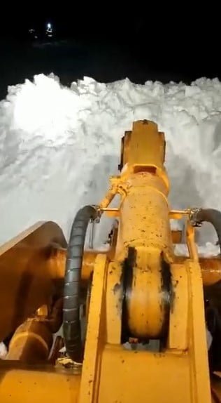 KASTAMONU’NUN BOZKURT İLÇESİNDE YOĞUN KAR YAĞIŞI SEBEBİYLE ARIZALANAN ELEKTRİK DİREKLERİNE