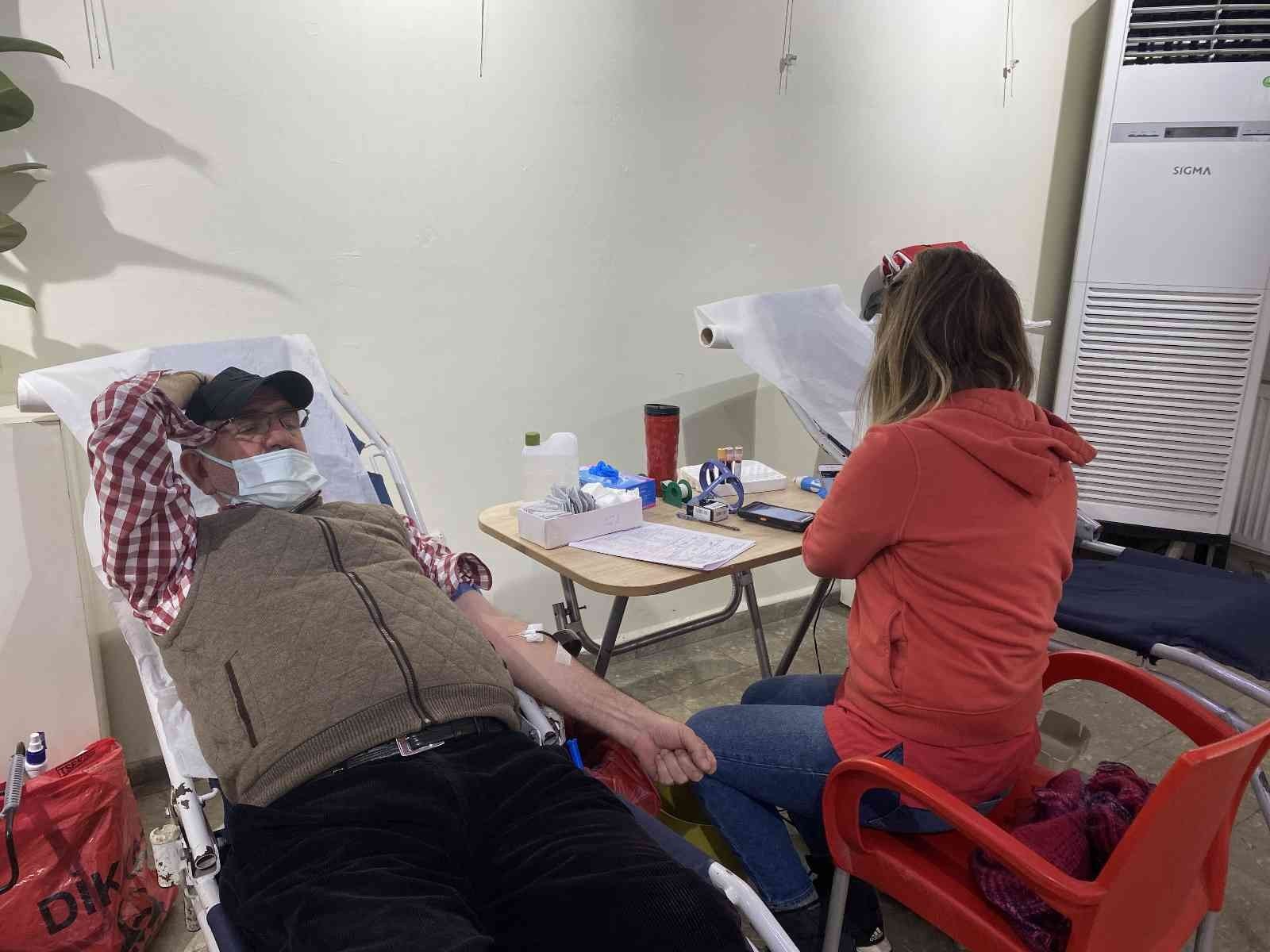ZONGULDAK’TA SARI LACİVERTLİ TARAFTARLAR KAR YAĞIŞINA ALDIRIŞ ETMEDEN KIZILAY’IN KAN