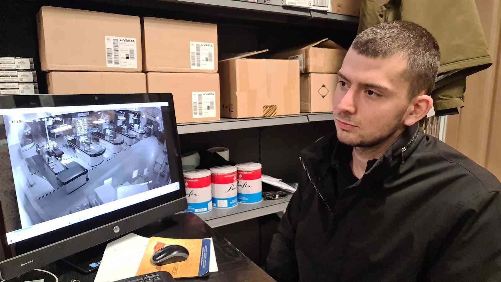 KARABÜK’TE ETKİLİ OLAN YOĞUN KAR YAĞIŞINI FIRSAT BİLEN BİR KİŞİ