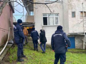 ZONGULDAK’IN ALAPLI İLÇESİ AHİLER KÖYÜNDEKİ BİR APARTMAN DAİRESİNE GİREN HIRSIZ