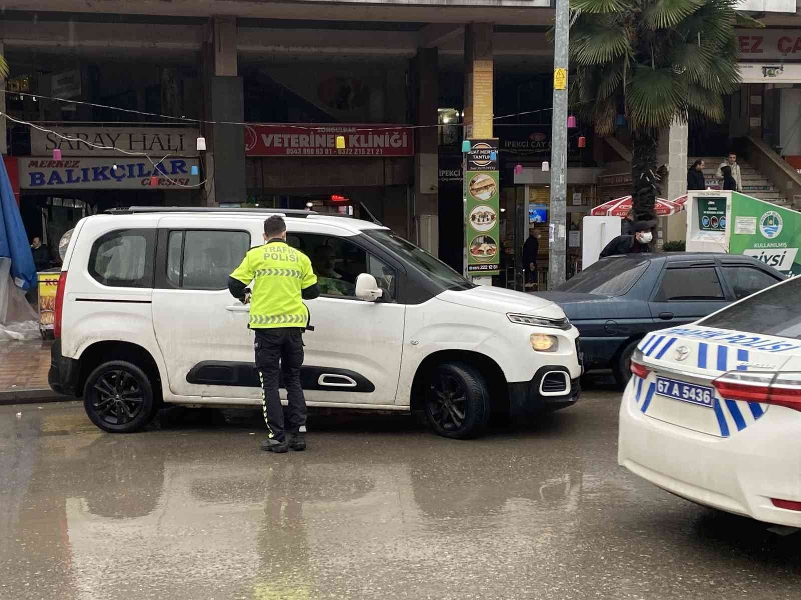 Hatalı park eden araç sürücülerine ceza ZONGULDAK İL EMNİYET MÜDÜRLÜĞÜNE BAĞLI TRAFİK EKİPLERİ TARAFINDAN GAZİPAŞA CADDESİNDE