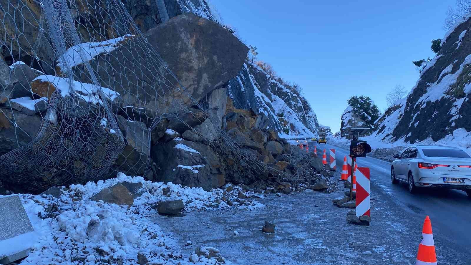 ZONGULDAK-İSTANBUL KARAYOLUNDA HEYELANIN YAŞANDIĞI BÖLGEDE ULAŞIM TEK ŞERİTTEN SAĞLANIYOR.