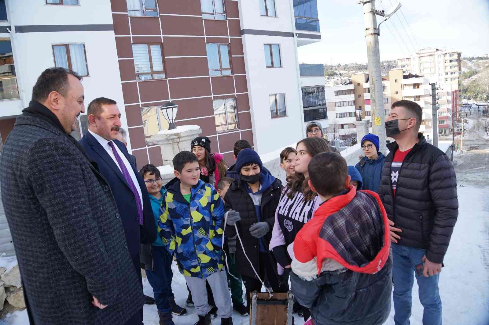 KASTAMONU’DA KEPÇE OPERATÖRÜNÜN ÖNÜNÜ KESEREK KIZAKLA KAYDIKLARI ALANA TEMİZLEMEMESİ NOKTASINDA