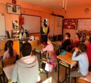 ZONGULDAK İL JANDARMA KOMUTANLIĞI EKİPLERİ TARAFINDAN ÖĞRENCİLERE TRAFİK SEMİNERLERİ VERİLDİ.