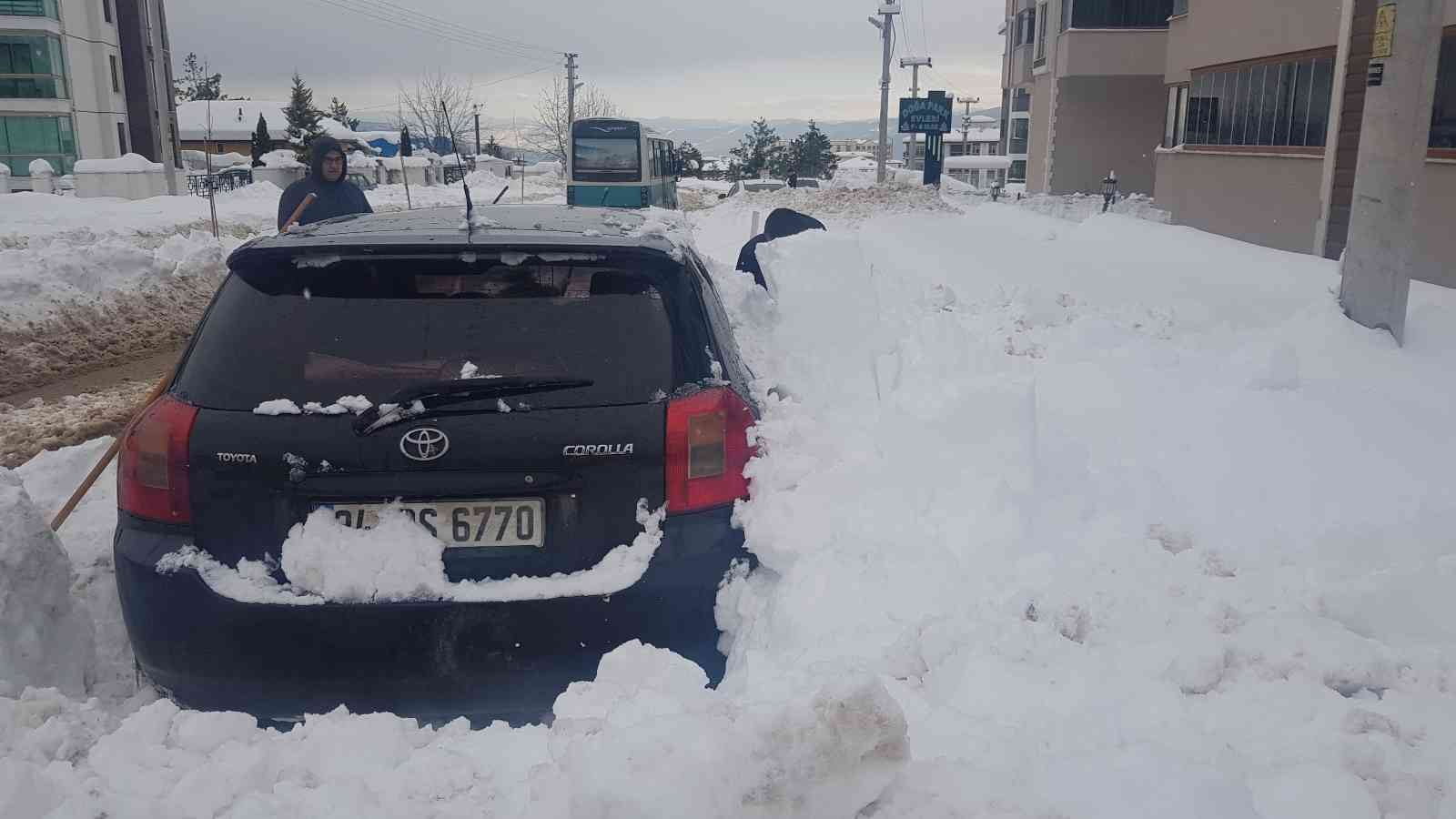 KARABÜK’TE VATANDAŞLAR 4 GÜNDÜR ETKİLİ OLAN KAR YAĞIŞI SONRASI KAR