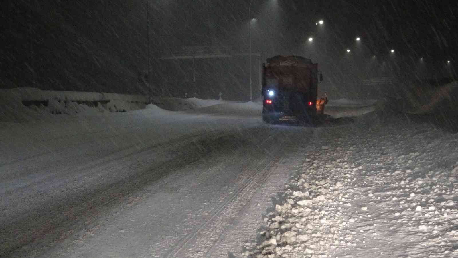 ZONGULDAK-ANKARA YOLUNDA KUVVETLİ KAR YAĞIŞI VE SİS NEDENİYLE GÖRÜŞ MESAFESİ