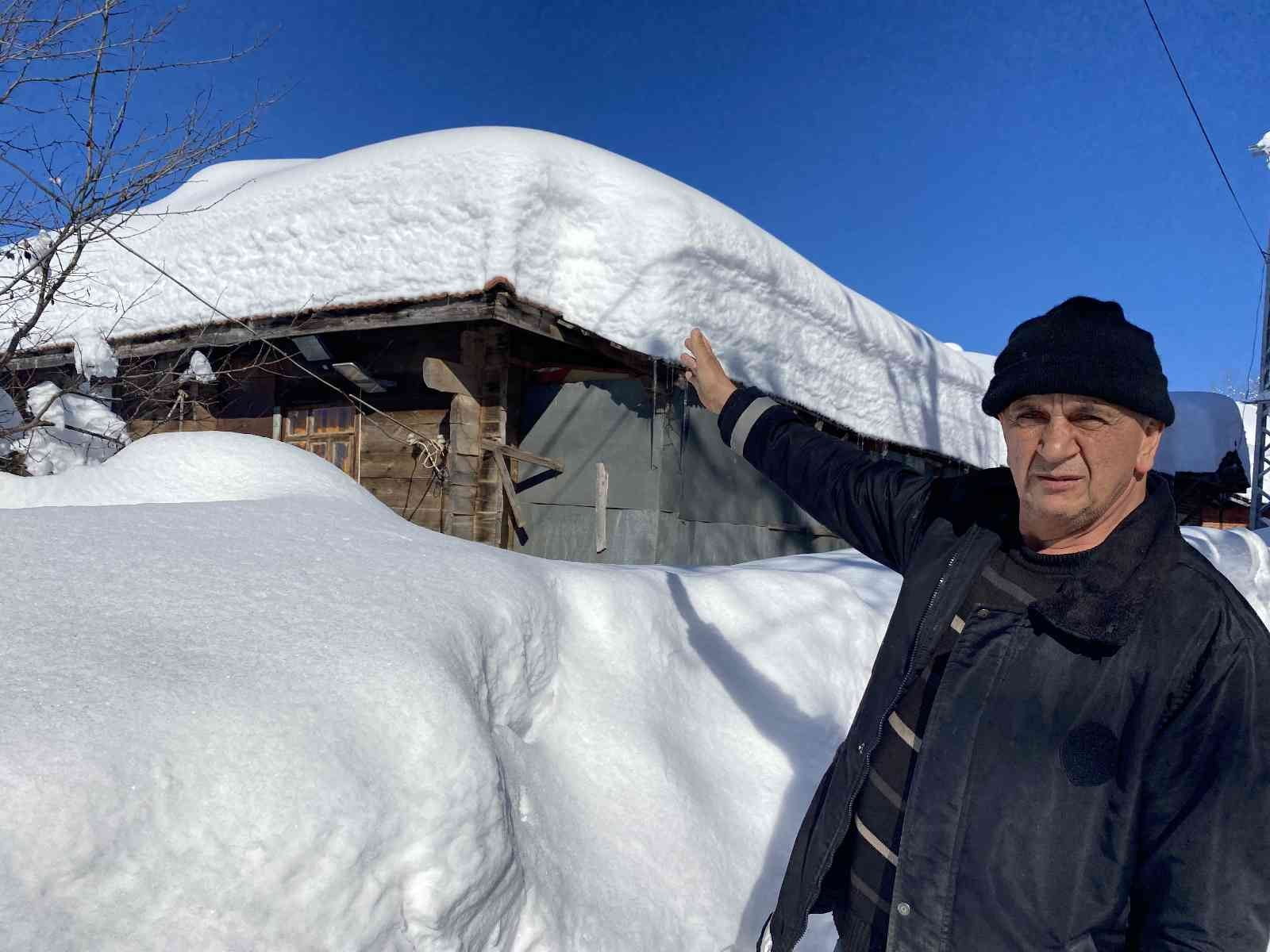 BARTIN’DA KAR KALINLIĞI YÜKSEK RAKIMLI BÖLGELERDE 2 METREYİ GEÇTİ. KÖYLERDE