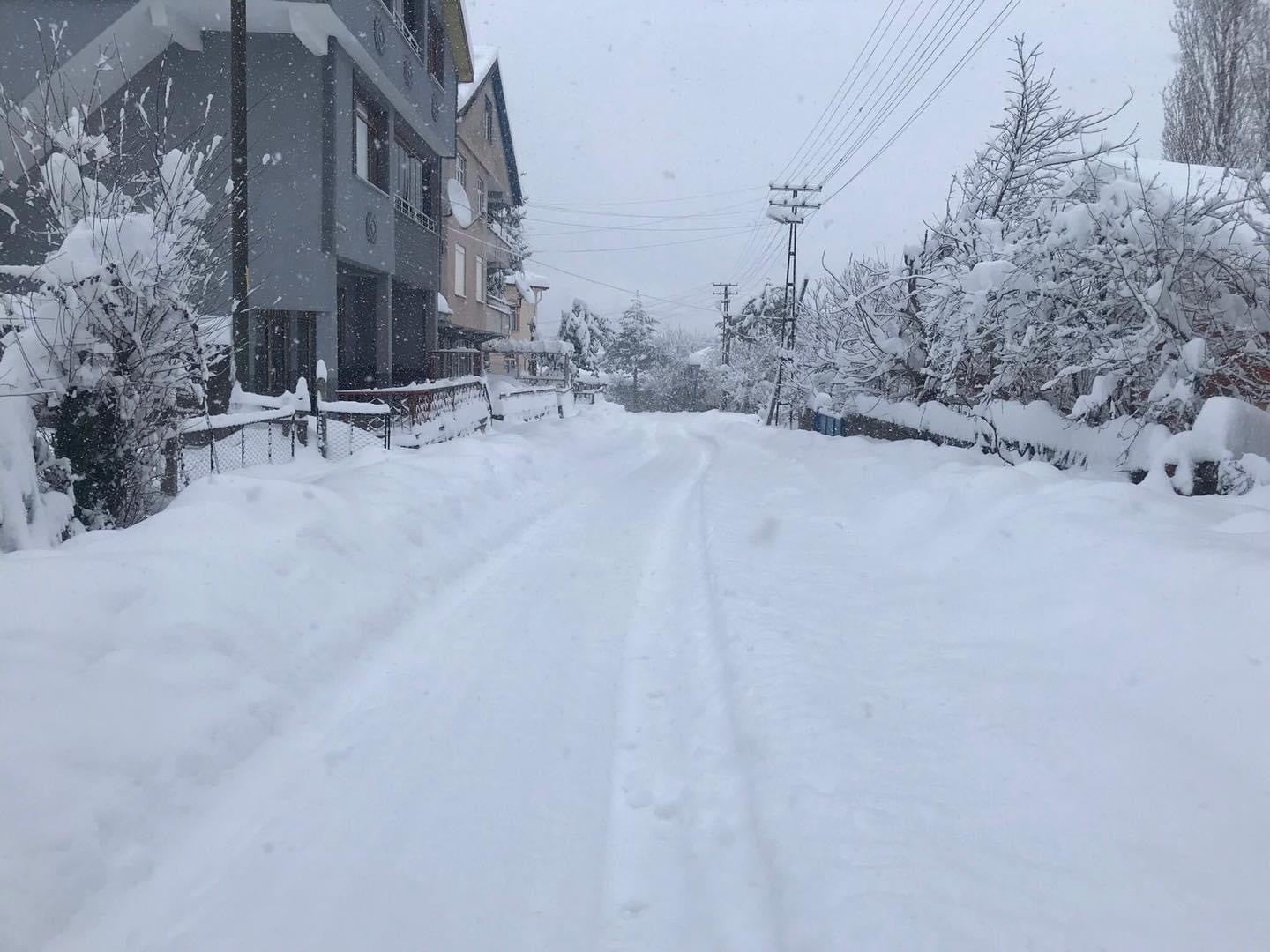 ZONGULDAK’IN DEVREK İLÇESİ KABACA KÖYÜNDE KAR KALINLIĞI 90 CM BULDU.