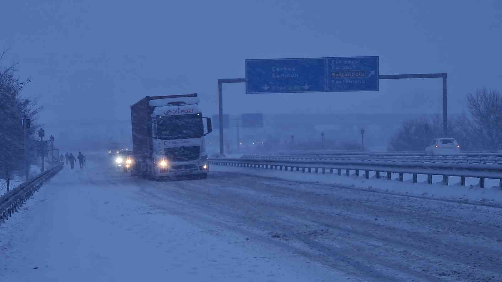 KARABÜK VALİLİĞİ, METEOROLOJİ GENEL MÜDÜRLÜĞÜ’NDEN YAPILAN UYARILARA KARŞIN KAR YAĞIŞI