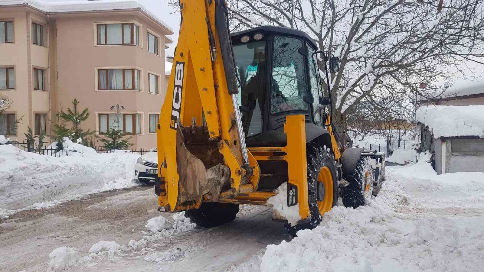 KARABÜK’TE KAR YAĞIŞI NEDENİYLE KAPALI OLAN KÖY YOLU SAYISI 7’YE