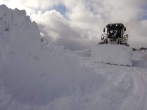 KARABÜK’TE KAR YAĞIŞI SONRASI YENİDEN KAPANAN 63 KÖY YOLUNUN 61’İ