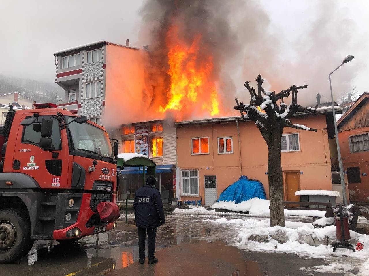 KARABÜK’ÜN YENİCE İLÇESİNDE BİR EVDE ÇIKAN YANGIN BİTİŞİĞİNDEKİ DİĞER EVLERE