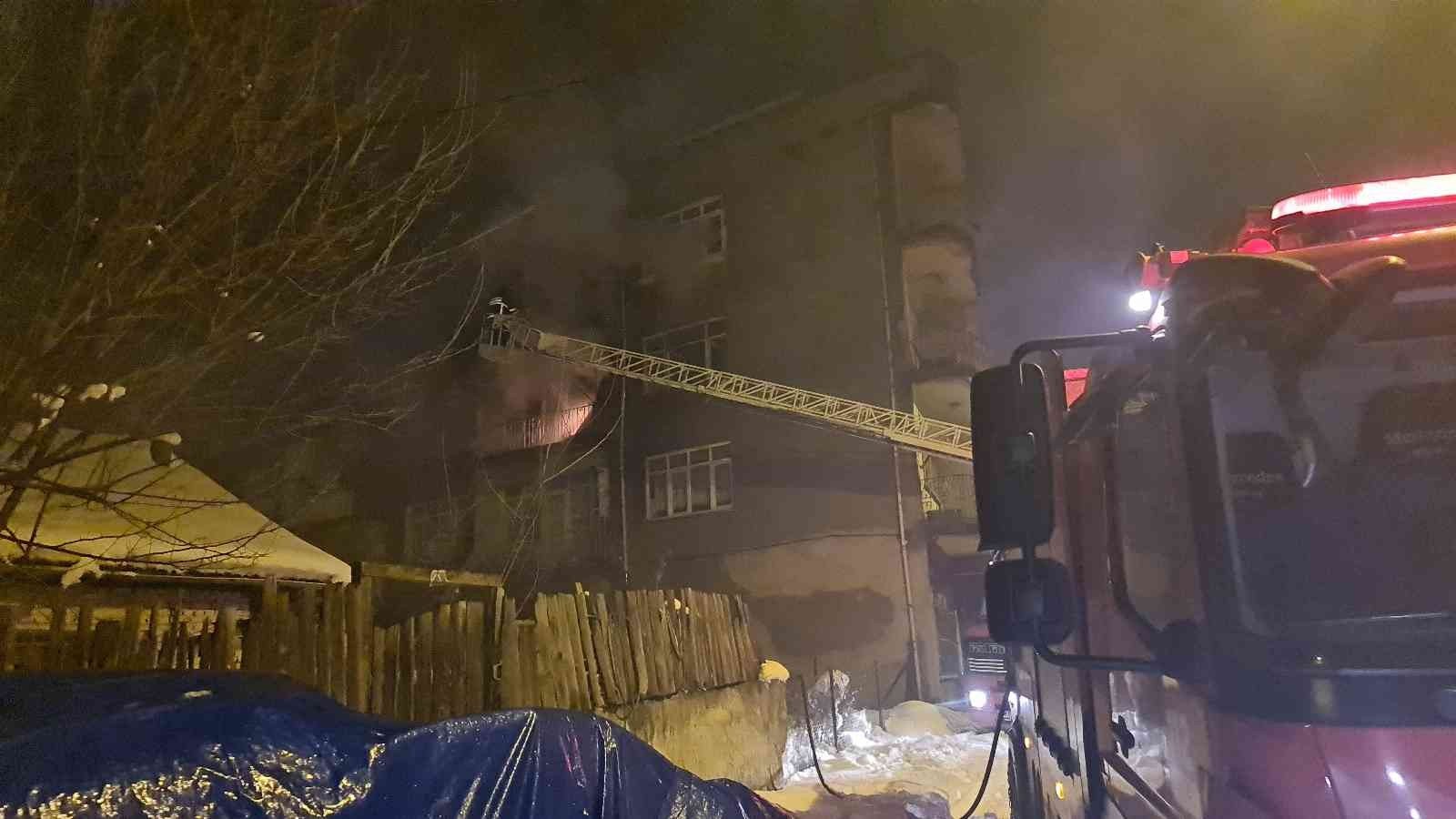 KARABÜK'TE 3 KATLI BİR BİNANIN 2 KATININ BALKONUNDA ÇIKAN YANGIN