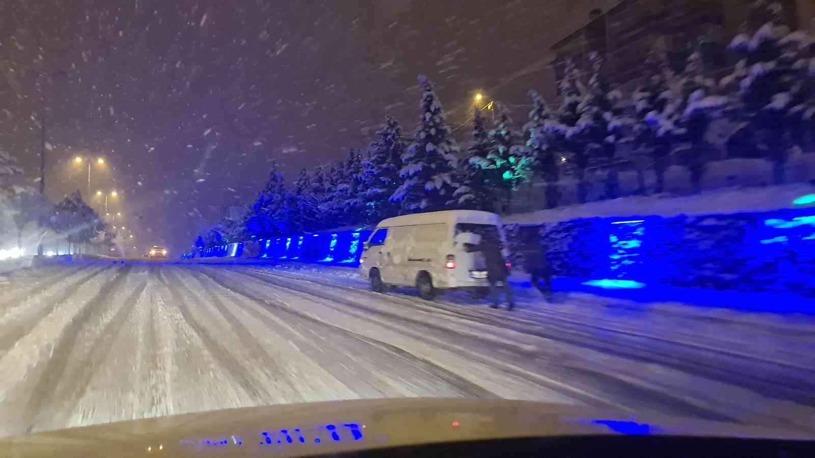 KARABÜK'TE AKŞAM SAATLERİNDE BAŞLAYAN YOĞUN KAR YAĞIŞI, KENT MERKEZİ VE