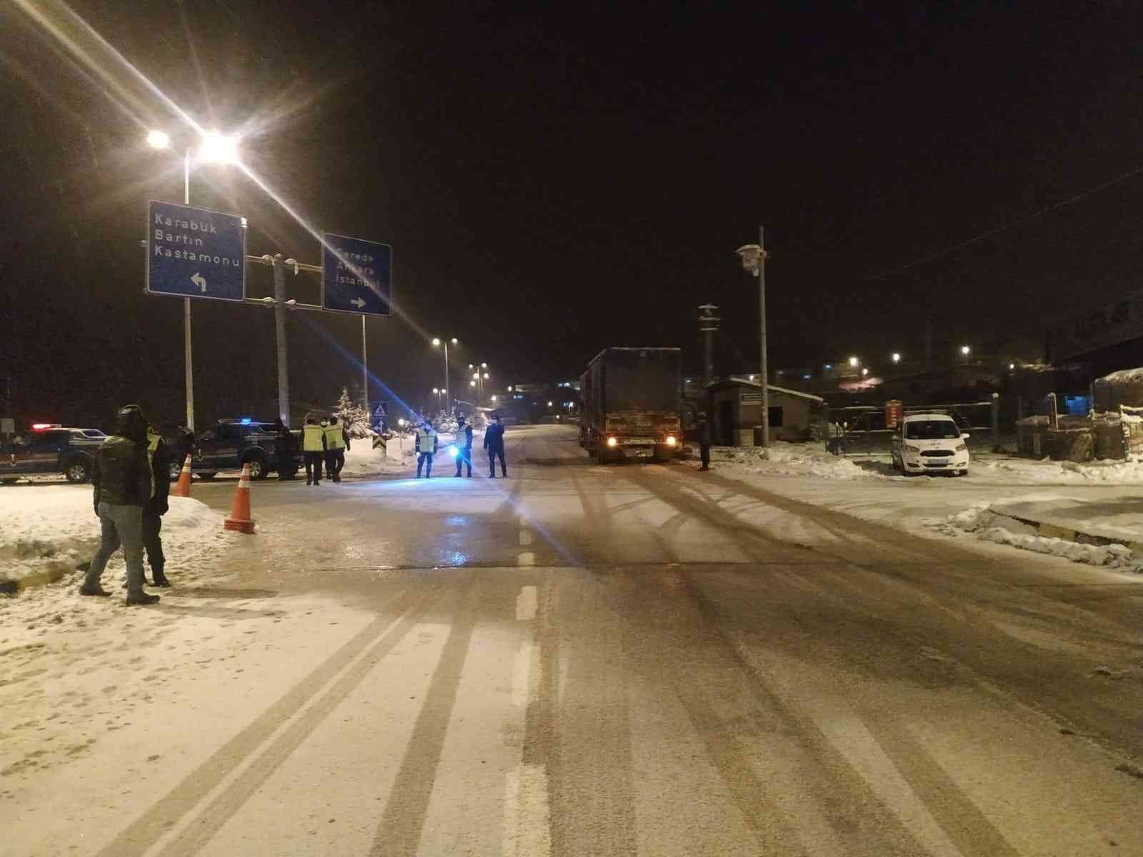 KARABÜK-ESKİPAZAR KARAYOLU YOĞUN KAR YAĞIŞI DOLAYISIYLA İSTANBUL VE ANKARA İSTİKAMETİNE