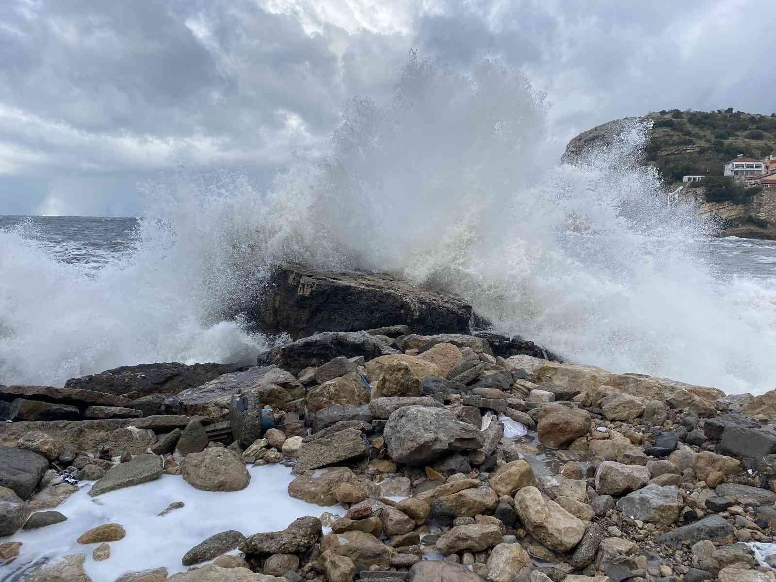 KARADENİZ’DE ETKİLİ OLAN FIRTINA NEDENİYLE KIYILARDA DEV DALGALAR OLUŞTU. BARTIN’IN
