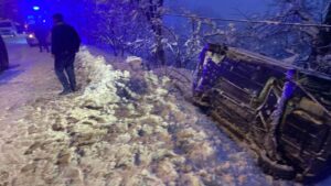 ZONGULDAK'TA KONTROLDEN ÇIKAN BİR OTOMOBİL KARLI YOLDA DEVRİLDİ. AĞAÇLARA HALATLARLA