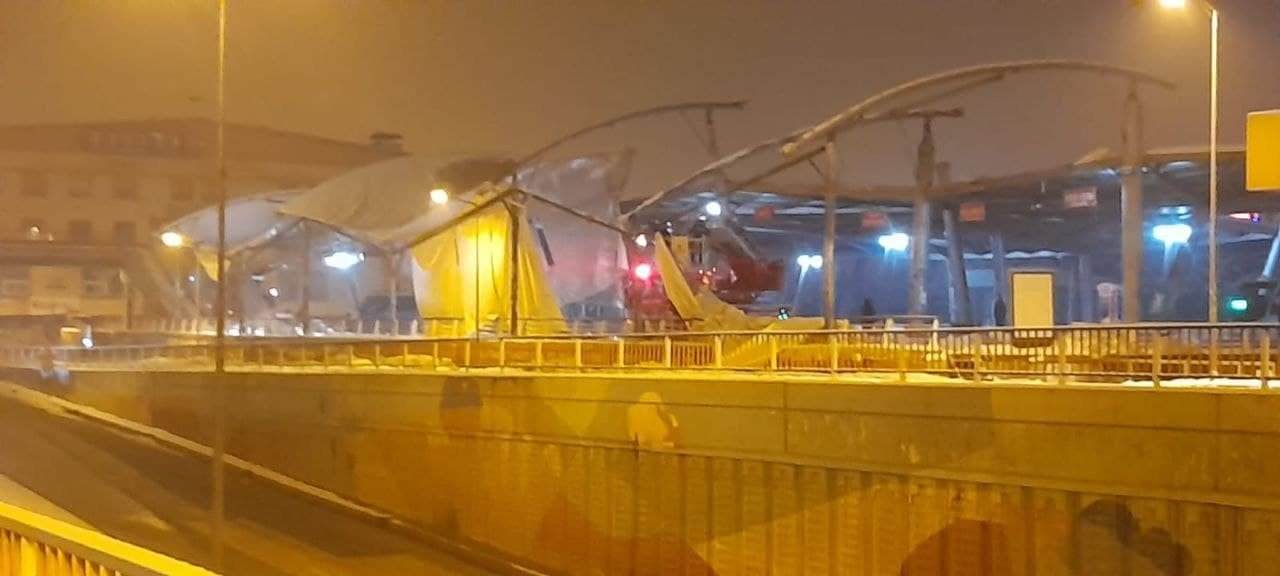 KARABÜK'TE YOĞUN KAR YAĞIŞI SONRASI ÜZERİNDE BİRİKEN KARIN AĞIRLIĞINA DAYANAMAYAN