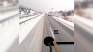 KARABÜK-GEREDE D-100 KARAYOLUNDA KAR YAĞIŞI NEDENİYLE BARİYERLERE ÇARPARAK TAKLA ATAN