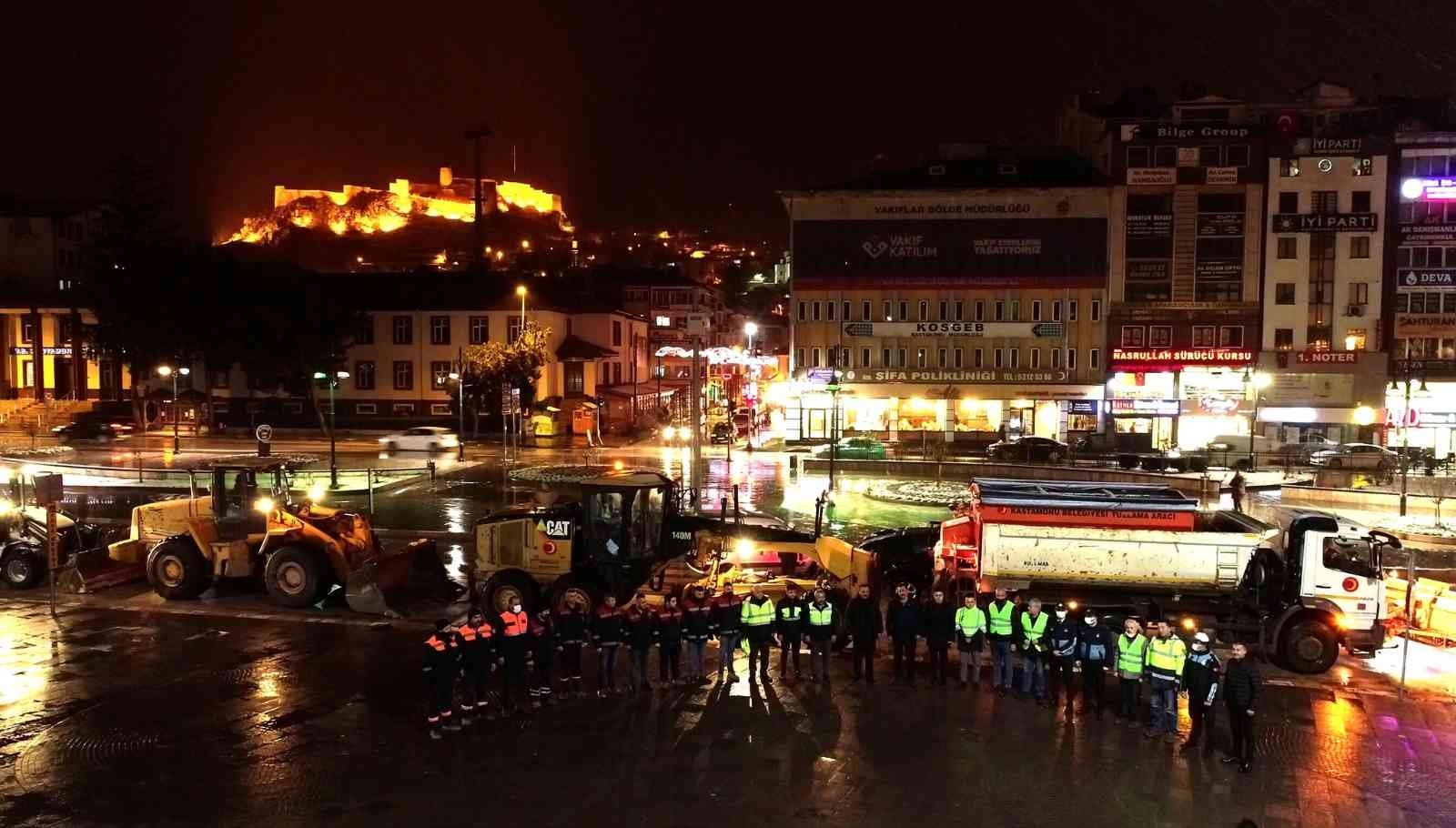 KASTAMONU BELEDİYESİ, AKŞAM SAATLERİNDE ETKİSİNİ ARTTIRAN KAR YAĞIŞI SEBEBİYLE 83