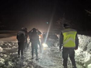 KASTAMONU-ÇATALZEYTİN KARAYOLU ÜZERİNE YOĞUN KAR YAĞIŞI SONRASI ÇIĞ DÜŞTÜ. BİRKAÇ