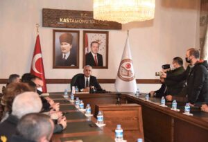 KASTAMONU’DA ETKİLİ OLAN YOĞUN KAR YAĞIŞI İLE İLGİLİ AÇIKLAMALARDA BULUNAN