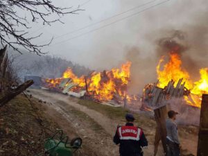 KASTAMONU’NUN PINARBAŞI İLÇESİNDE HENÜZ BİLİNMEYEN NEDENLE ÇIKAN YANGINDA 2 EV