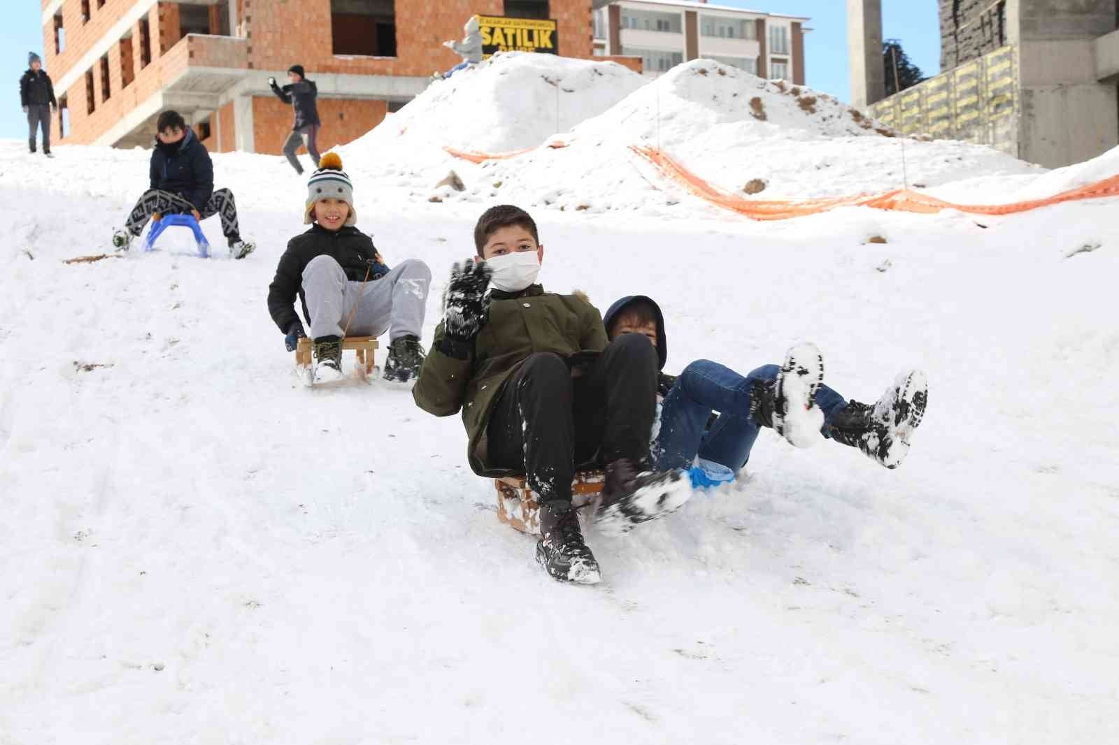 KASTAMONU’DA ÜÇ GÜNDÜR ETKİLİ OLAN KAR YAĞIŞI SEBEBİYLE 17 OCAK