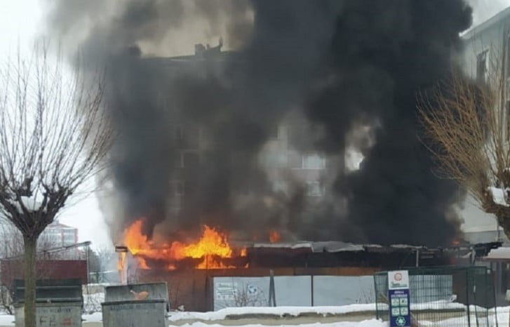 KASTAMONU’NUN KUZEYKENT MAHALLESİ’NDE KAĞIT DEPOSUNDA YANGIN ÇIKTI. ÇIKAN YANGINDA KAĞIT