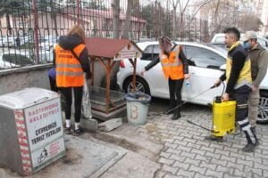 SOKAK HAYVANLARININ KIŞ ŞARTLARINDA AÇ KALMAMALARI İÇİN KASTAMONU BELEDİYESİ BESLENME