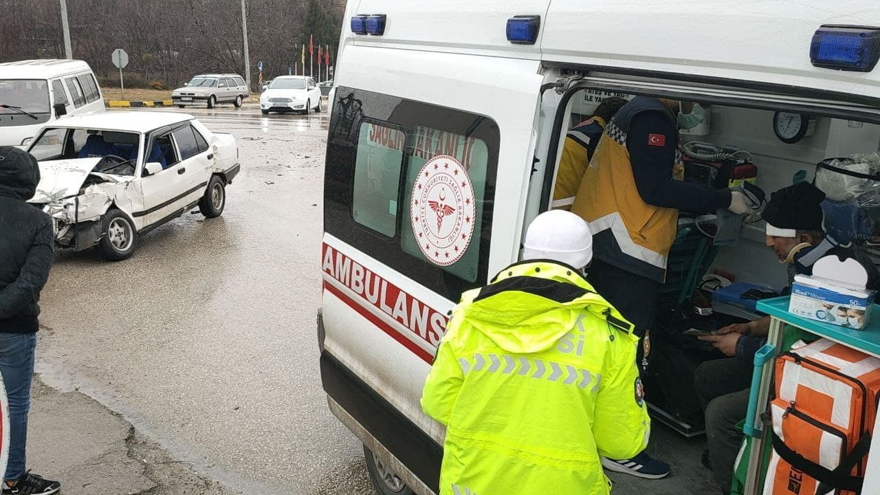 Kavşakta çarpıştılar: 2 yaralı KARABÜK’ÜN SAFRANBOLU’DA KAVŞAKTA OTOMOBİL İLE KAMYONETİN ÇARPIŞMASI SONUCU 2 KİŞİ