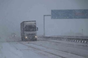 KEMİKLİ RAMPALARINDA ETKİLİ OLAN KAR, TRAFİĞİ OLUMSUZ ETKİLEDİ