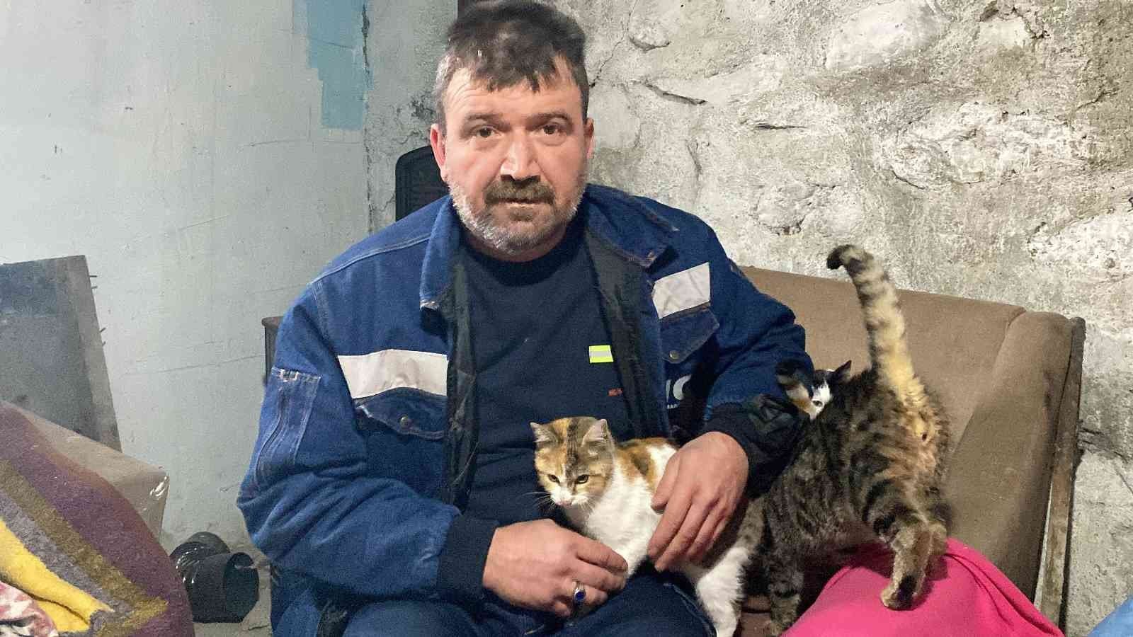 KARABÜK’TE ÇELİK İŞÇİSİ MURAT MADAK, ZOR GEÇEN KIŞ ŞARTLARINDA YİYECEK